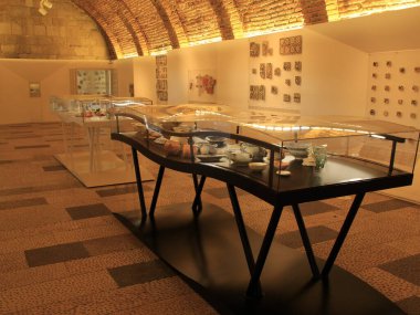 Lizbon 'daki Sao Jorge Kalesi' nde daimi sergi. 7 Kasım 2021, Lizbon, Portekiz: Arkeolojik bir alanda bulunan nesneler, Pazar günü Lizbon 'daki Sao Jorge Şatosu' nda ziyaret edilebilecek koleksiyonun kalıcı sergisi kapsamında yer alıyor.