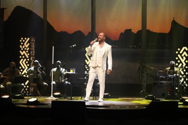 Sao Paulo 'daki etkinlik, Rio de Janeiro kentindeki turizmin devamı oldu. 8 Kasım 2021, Rio de Janeiro, Brezilya: Rio de Janeiro Devlet Sekreteri tarafından düzenlenen bir etkinlikte şarkıcı Diogo Nogueira sahne aldı. 