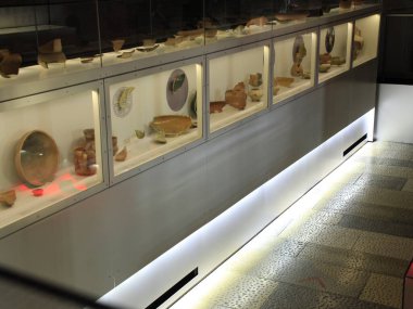 Lizbon 'daki Sao Jorge Kalesi' nde daimi sergi. 7 Kasım 2021, Lizbon, Portekiz: Arkeolojik bir alanda bulunan nesneler, Pazar günü Lizbon 'daki Sao Jorge Şatosu' nda ziyaret edilebilecek koleksiyonun kalıcı sergisi kapsamında yer alıyor.