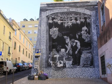 Cumartesi günü Portekiz 'de Lizbon sokaklarında evsiz insanlar ve kentsel sanatlar, büyüleyici teleferikler ve lüks binalarla tezat oluşturan istikrarsız konutlar gibi sosyal sorunlar