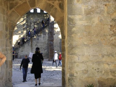 Lizbon 'daki Sao Jorge Kalesi' ni ziyaret edin. 7 Kasım 2021, Lizbon, Portekiz: Portekiz 'in Lizbon kentindeki turistler tarafından en çok aranan turistlerden biri olan Sao Jorge Şatosu' nu 7 Kasım Pazar günü açık ziyaret).