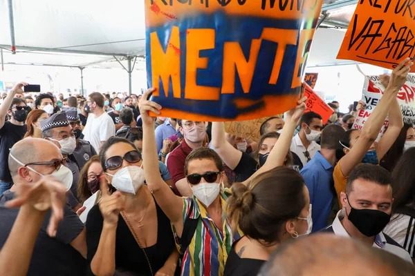 Gösterici, Augusta Belediye Parkı 'nın açılışında 