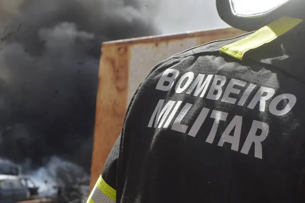 ブラジルのナタールで3回目の警察署で火災が発生しました 2021年11月6日ブラジル グランデ ノルテ州 ナタール 消防士は グランデ ノルテ州ナタールで勤務中の警察署の庭で車に当たる火災を制御しようとします — ストック写真