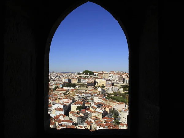 参观里斯本的圣若热城堡 2021年11月7日 葡萄牙里斯本 11月7日 在葡萄牙里斯本市 游客们最感兴趣的景点之一 圣若热城堡的开放游览 — 图库照片