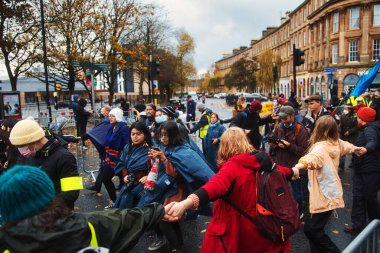 Glasgow 'da yerel halk COP 26' ya katılıyor. 9 Kasım 2021, Glasgow, İskoçya: Brezilya ve diğer uluslardan yerli liderler 26. Birleşmiş Milletler İklim Değişikliği Konferansı sırasında bir araya geldiler (COP26)