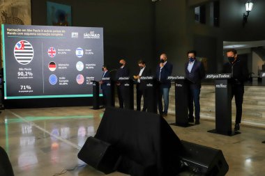 Sao Paulo hükümetinin aşı ve F-1 Grand Prix konulu basın toplantısı. 10 Kasım 2021, Sao Paulo, Brezilya: Sao Paulo valisi, Joao Doria ve şehrin belediye başkanı Ricardo Nunes, Palacio dos 'da düzenledikleri basın toplantısında
