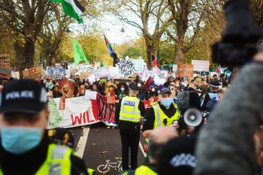 Glasgow 'da yerel halk COP 26' ya katılıyor. 9 Kasım 2021, Glasgow, İskoçya: Brezilya ve diğer uluslardan yerli liderler 26. Birleşmiş Milletler İklim Değişikliği Konferansı sırasında bir araya geldiler (COP26)