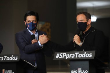 Sao Paulo hükümetinin aşı ve F-1 Grand Prix konulu basın toplantısı. 10 Kasım 2021, Sao Paulo, Brezilya: Sao Paulo valisi, Joao Doria ve şehrin belediye başkanı Ricardo Nunes, Palacio dos 'da düzenledikleri basın toplantısında