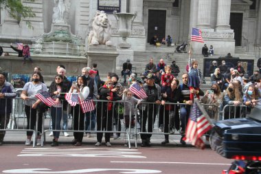 NYCs 102. Yıllık Gaziler Günü Geçidi. 11 Kasım 2021, New York, ABD: Aralarında aktif görev yapan üyelerin de yer aldığı yaklaşık 200 birliğin yer aldığı Birleşik Savaş Gazileri Konseyi 'nin ev sahipliğinde düzenlenen 102. Yıllık Gaziler Günü Geçidi 