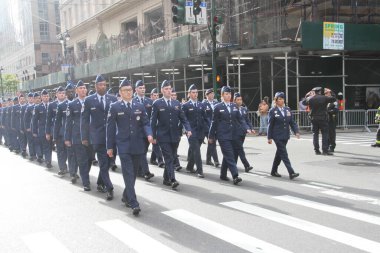 NYCs 102. Yıllık Gaziler Günü Geçidi. 11 Kasım 2021, New York, ABD: Aralarında aktif görev yapan üyelerin de yer aldığı yaklaşık 200 birliğin yer aldığı Birleşik Savaş Gazileri Konseyi 'nin ev sahipliğinde düzenlenen 102. Yıllık Gaziler Günü Geçidi 