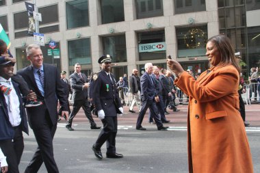 NYCs 102. Yıllık Gaziler Günü Geçidi. 11 Kasım 2021, New York, ABD: Aralarında aktif görev yapan üyelerin de yer aldığı yaklaşık 200 birliğin yer aldığı Birleşik Savaş Gazileri Konseyi 'nin ev sahipliğinde düzenlenen 102. Yıllık Gaziler Günü Geçidi 