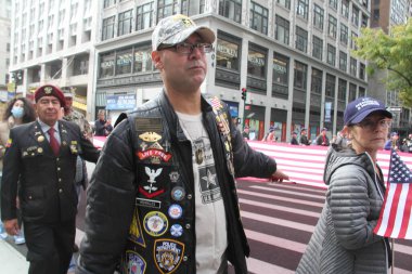 NYCs 102. Yıllık Gaziler Günü Geçidi. 11 Kasım 2021, New York, ABD: Aralarında aktif görev yapan üyelerin de yer aldığı yaklaşık 200 birliğin yer aldığı Birleşik Savaş Gazileri Konseyi 'nin ev sahipliğinde düzenlenen 102. Yıllık Gaziler Günü Geçidi 