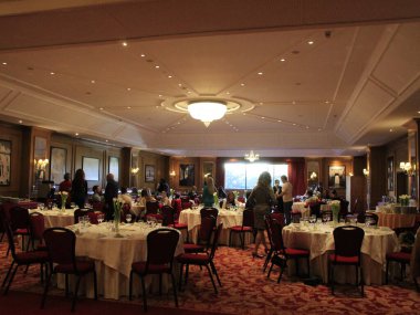 Hotel D.Pedro, Lizbon 'da, Brezilya eyalet ve belediyeleri kongresinin kapanışında. 13 Kasım 2021, Lizbon, Portekiz: Hotel Dom Pedro ve çalışanları Brezilya Eyaletleri Kongresi 'nin kapanış yemeğini hazırlıyorlar.