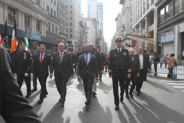 NYCs 102. Yıllık Gaziler Günü Geçidi. 11 Kasım 2021, New York, ABD: Aralarında aktif görev yapan üyelerin de yer aldığı yaklaşık 200 birliğin yer aldığı Birleşik Savaş Gazileri Konseyi 'nin ev sahipliğinde düzenlenen 102. Yıllık Gaziler Günü Geçidi 