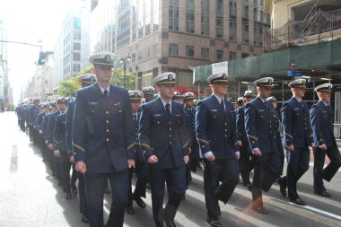 NYCs 102. Yıllık Gaziler Günü Geçidi. 11 Kasım 2021, New York, ABD: Aralarında aktif görev yapan üyelerin de yer aldığı yaklaşık 200 birliğin yer aldığı Birleşik Savaş Gazileri Konseyi 'nin ev sahipliğinde düzenlenen 102. Yıllık Gaziler Günü Geçidi 