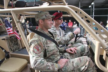 NYCs 102. Yıllık Gaziler Günü Geçidi. 11 Kasım 2021, New York, ABD: Aralarında aktif görev yapan üyelerin de yer aldığı yaklaşık 200 birliğin yer aldığı Birleşik Savaş Gazileri Konseyi 'nin ev sahipliğinde düzenlenen 102. Yıllık Gaziler Günü Geçidi 