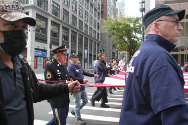 NYCs 102. Yıllık Gaziler Günü Geçidi. 11 Kasım 2021, New York, ABD: Aralarında aktif görev yapan üyelerin de yer aldığı yaklaşık 200 birliğin yer aldığı Birleşik Savaş Gazileri Konseyi 'nin ev sahipliğinde düzenlenen 102. Yıllık Gaziler Günü Geçidi 