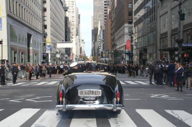NYCs 102. Yıllık Gaziler Günü Geçidi. 11 Kasım 2021, New York, ABD: Aralarında aktif görev yapan üyelerin de yer aldığı yaklaşık 200 birliğin yer aldığı Birleşik Savaş Gazileri Konseyi 'nin ev sahipliğinde düzenlenen 102. Yıllık Gaziler Günü Geçidi 
