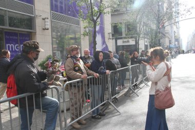 NYCs 102. Yıllık Gaziler Günü Geçidi. 11 Kasım 2021, New York, ABD: Aralarında aktif görev yapan üyelerin de yer aldığı yaklaşık 200 birliğin yer aldığı Birleşik Savaş Gazileri Konseyi 'nin ev sahipliğinde düzenlenen 102. Yıllık Gaziler Günü Geçidi 