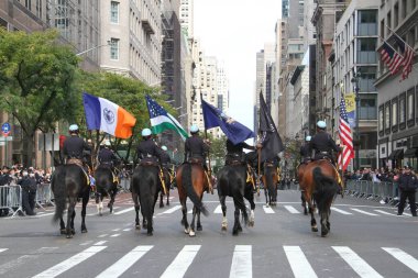 NYCs 102. Yıllık Gaziler Günü Geçidi. 11 Kasım 2021, New York, ABD: Aralarında aktif görev yapan üyelerin de yer aldığı yaklaşık 200 birliğin yer aldığı Birleşik Savaş Gazileri Konseyi 'nin ev sahipliğinde düzenlenen 102. Yıllık Gaziler Günü Geçidi 