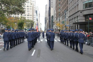 NYCs 102. Yıllık Gaziler Günü Geçidi. 11 Kasım 2021, New York, ABD: Aralarında aktif görev yapan üyelerin de yer aldığı yaklaşık 200 birliğin yer aldığı Birleşik Savaş Gazileri Konseyi 'nin ev sahipliğinde düzenlenen 102. Yıllık Gaziler Günü Geçidi 