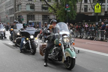 NYCs 102. Yıllık Gaziler Günü Geçidi. 11 Kasım 2021, New York, ABD: Aralarında aktif görev yapan üyelerin de yer aldığı yaklaşık 200 birliğin yer aldığı Birleşik Savaş Gazileri Konseyi 'nin ev sahipliğinde düzenlenen 102. Yıllık Gaziler Günü Geçidi 