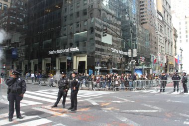 NYCs 102. Yıllık Gaziler Günü Geçidi. 11 Kasım 2021, New York, ABD: Aralarında aktif görev yapan üyelerin de yer aldığı yaklaşık 200 birliğin yer aldığı Birleşik Savaş Gazileri Konseyi 'nin ev sahipliğinde düzenlenen 102. Yıllık Gaziler Günü Geçidi 