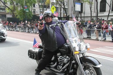 NYCs 102. Yıllık Gaziler Günü Geçidi. 11 Kasım 2021, New York, ABD: Aralarında aktif görev yapan üyelerin de yer aldığı yaklaşık 200 birliğin yer aldığı Birleşik Savaş Gazileri Konseyi 'nin ev sahipliğinde düzenlenen 102. Yıllık Gaziler Günü Geçidi 