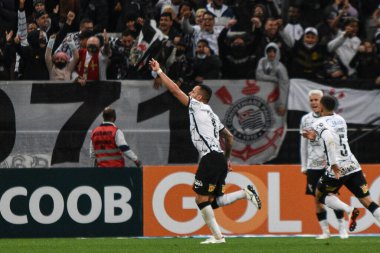 Brezilya Futbol Şampiyonası: Korintliler ve Cuiaba. 13 Kasım 2021 'de, Brezilya' nın Sao Paulo şehrinde Korintliler takımından Renato Augusto, Brezilya 'nın 32. raundunda geçerli olan Corinthianlar ve Cuiaba arasındaki futbol maçında golünü kutladı. 