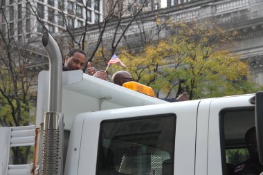 NYCs 102. Yıllık Gaziler Günü Geçidi. 11 Kasım 2021, New York, ABD: Aralarında aktif görev yapan üyelerin de yer aldığı yaklaşık 200 birliğin yer aldığı Birleşik Savaş Gazileri Konseyi 'nin ev sahipliğinde düzenlenen 102. Yıllık Gaziler Günü Geçidi 