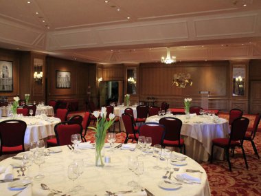 Hotel D.Pedro, Lizbon 'da, Brezilya eyalet ve belediyeleri kongresinin kapanışında. 13 Kasım 2021, Lizbon, Portekiz: Hotel Dom Pedro ve çalışanları Brezilya Eyaletleri Kongresi 'nin kapanış yemeğini hazırlıyorlar.