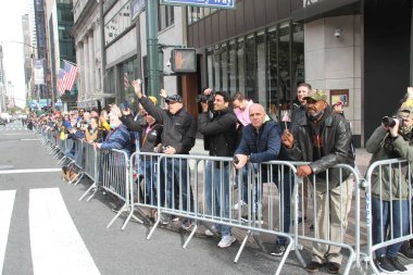 NYCs 102. Yıllık Gaziler Günü Geçidi. 11 Kasım 2021, New York, ABD: Aralarında aktif görev yapan üyelerin de yer aldığı yaklaşık 200 birliğin yer aldığı Birleşik Savaş Gazileri Konseyi 'nin ev sahipliğinde düzenlenen 102. Yıllık Gaziler Günü Geçidi 