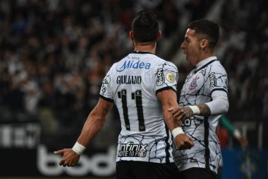 Brezilya Futbol Şampiyonası: Korintliler ve Cuiaba. 13 Kasım 2021 'de, Brezilya' nın Sao Paulo takımından Giuliano, Korintliler ve Cuiaba arasında oynanan futbol maçında Brezilya futbolunun 32. turu için geçerli olan golünü kutluyor.