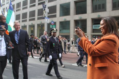 NYCs 102. Yıllık Gaziler Günü Geçidi. 11 Kasım 2021, New York, ABD: Aralarında aktif görev yapan üyelerin de yer aldığı yaklaşık 200 birliğin yer aldığı Birleşik Savaş Gazileri Konseyi 'nin ev sahipliğinde düzenlenen 102. Yıllık Gaziler Günü Geçidi 