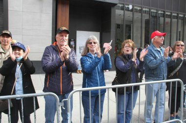 NYCs 102. Yıllık Gaziler Günü Geçidi. 11 Kasım 2021, New York, ABD: Aralarında aktif görev yapan üyelerin de yer aldığı yaklaşık 200 birliğin yer aldığı Birleşik Savaş Gazileri Konseyi 'nin ev sahipliğinde düzenlenen 102. Yıllık Gaziler Günü Geçidi 