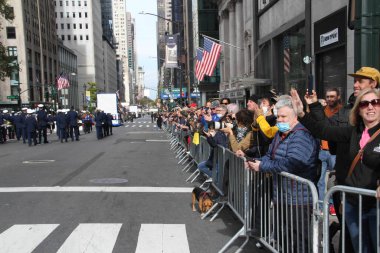 NYCs 102. Yıllık Gaziler Günü Geçidi. 11 Kasım 2021, New York, ABD: Aralarında aktif görev yapan üyelerin de yer aldığı yaklaşık 200 birliğin yer aldığı Birleşik Savaş Gazileri Konseyi 'nin ev sahipliğinde düzenlenen 102. Yıllık Gaziler Günü Geçidi 