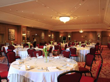 Hotel D.Pedro, Lizbon 'da, Brezilya eyalet ve belediyeleri kongresinin kapanışında. 13 Kasım 2021, Lizbon, Portekiz: Hotel Dom Pedro ve çalışanları Brezilya Eyaletleri Kongresi 'nin kapanış yemeğini hazırlıyorlar.