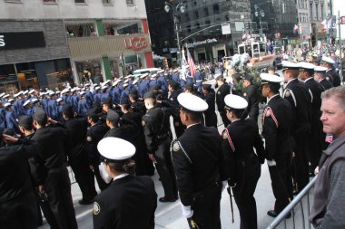 NYCs 102. Yıllık Gaziler Günü Geçidi. 11 Kasım 2021, New York, ABD: Aralarında aktif görev yapan üyelerin de yer aldığı yaklaşık 200 birliğin yer aldığı Birleşik Savaş Gazileri Konseyi 'nin ev sahipliğinde düzenlenen 102. Yıllık Gaziler Günü Geçidi 
