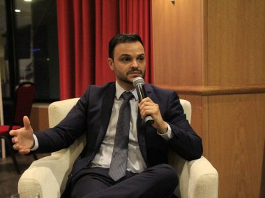 Brezilya Eyaletleri ve Belediyeleri. 11 Kasım 2021, Lizbon, Portekiz: Lizbon 'daki Hotel D. Pedro' da düzenlenen Brezilya Eyaletleri ve Belediyeleri Kongresi sırasında masa tartışmaları Sürdürülebilirlik ve Turizm 