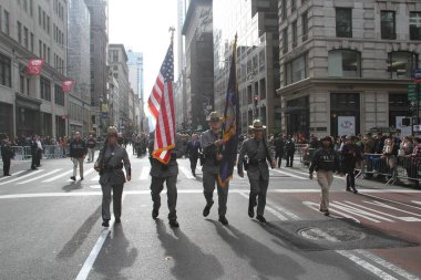 NYCs 102. Yıllık Gaziler Günü Geçidi. 11 Kasım 2021, New York, ABD: Aralarında aktif görev yapan üyelerin de yer aldığı yaklaşık 200 birliğin yer aldığı Birleşik Savaş Gazileri Konseyi 'nin ev sahipliğinde düzenlenen 102. Yıllık Gaziler Günü Geçidi 