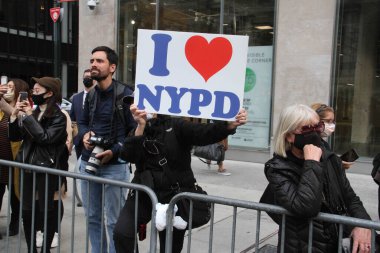 NYCs 102. Yıllık Gaziler Günü Geçidi. 11 Kasım 2021, New York, ABD: Aralarında aktif görev yapan üyelerin de yer aldığı yaklaşık 200 birliğin yer aldığı Birleşik Savaş Gazileri Konseyi 'nin ev sahipliğinde düzenlenen 102. Yıllık Gaziler Günü Geçidi 