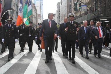 NYCs 102. Yıllık Gaziler Günü Geçidi. 11 Kasım 2021, New York, ABD: Aralarında aktif görev yapan üyelerin de yer aldığı yaklaşık 200 birliğin yer aldığı Birleşik Savaş Gazileri Konseyi 'nin ev sahipliğinde düzenlenen 102. Yıllık Gaziler Günü Geçidi 