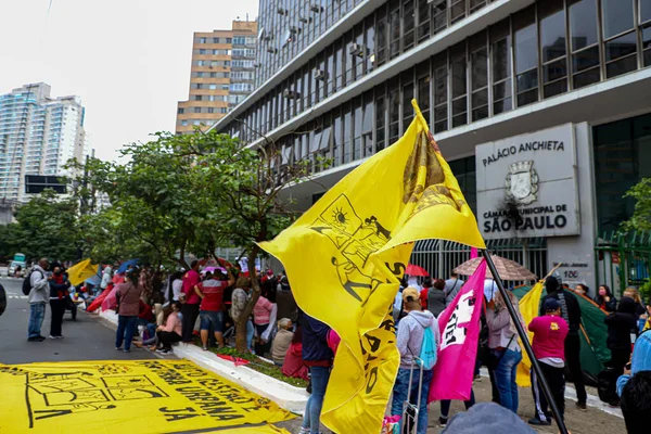 サンパウロ市議会の前で住宅の抗議 2021年11月11日ブラジル サンパウロ市 住宅に関連する様々な団体のデモ参加者がサンパウロ市議会前でデモを行う — ストック写真