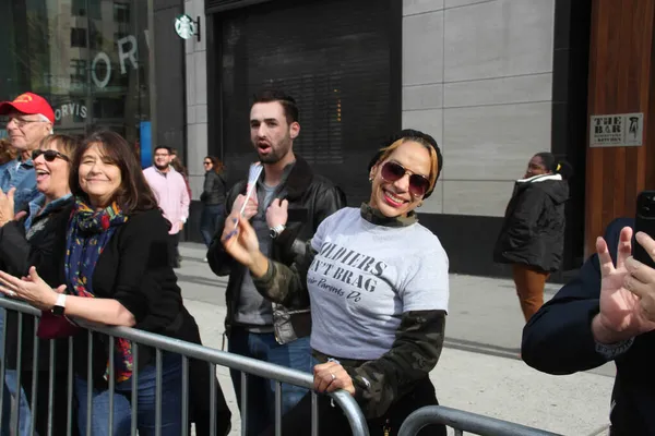 NYCs 102. Yıllık Gaziler Günü Geçidi. 11 Kasım 2021, New York, ABD: Aralarında aktif görev yapan üyelerin de yer aldığı yaklaşık 200 birliğin yer aldığı Birleşik Savaş Gazileri Konseyi 'nin ev sahipliğinde düzenlenen 102. Yıllık Gaziler Günü Geçidi 