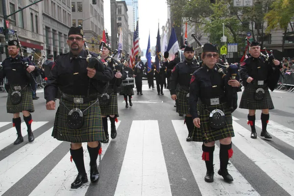 第102回退役軍人の日パレード 2021年11月11日アメリカ合衆国ニューヨーク州 第102回退役軍人の日パレードが開催され 約200の行進部隊が参加し その中には現役の隊員も含まれている — ストック写真