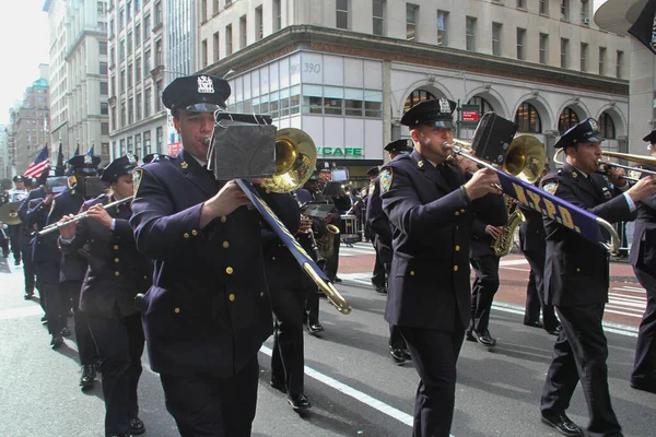 第102回退役軍人の日パレード 2021年11月11日アメリカ合衆国ニューヨーク州 第102回退役軍人の日パレードが開催され 約200の行進部隊が参加し その中には現役の隊員も含まれている — ストック写真