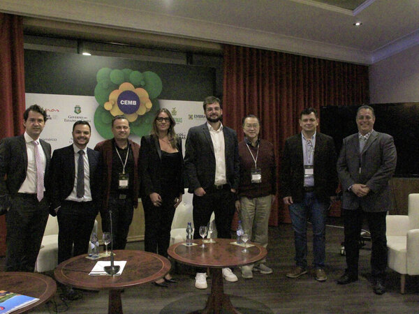 Бразильские штаты и муниципалитеты. 11 ноября 2021 года, Лисбон, Португалия: обсуждение за столом Суставы и Фабрегаса во время съезда бразильских штатов и муниципалитетов в Лисбоне, в отеле Д. Педро 