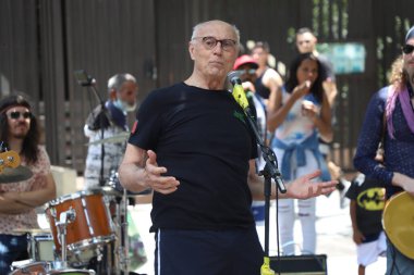 (Brezilyalı meclis üyesi Eduardo Suplicy Paulista Bulvarı 'nda görüldü. 14 Kasım 2021, Sao Paulo, Brezilya: Meclis üyesi Eduardo Suplicy, Sao Paulo şehir merkezindeki Paulista Bulvarı 'nda 14 Kasım Pazar günü çok sıcak bir şekilde görüldü.. 