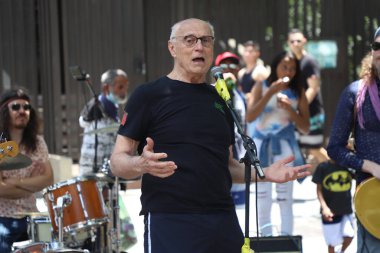 (Brezilyalı meclis üyesi Eduardo Suplicy Paulista Bulvarı 'nda görüldü. 14 Kasım 2021, Sao Paulo, Brezilya: Meclis üyesi Eduardo Suplicy, Sao Paulo şehir merkezindeki Paulista Bulvarı 'nda 14 Kasım Pazar günü çok sıcak bir şekilde görüldü.. 