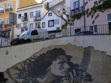 Lizbon 'daki en eski ev. 15 Kasım 2021, Lizbon, Portekiz: 15 Kasım Pazartesi günü Portekiz 'in Lizbon kentindeki en eski evin görüntüsü. 500 yılı aşkın bir süre sonra, ev 1755 'teki depreme dayandı.